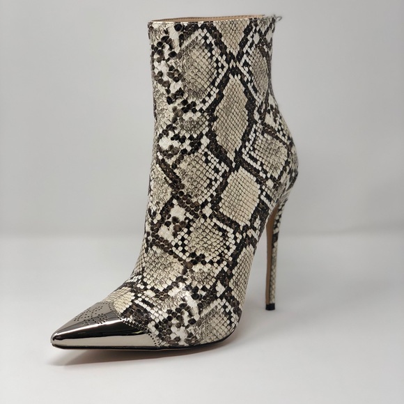 PrettyLittle Thing faux snakeskin boots. Size 9 - Picture 2 of 7